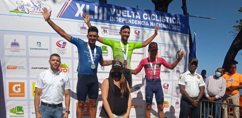 Premiación de los ganadores de la V etapa de la Vuelta Ciclistica Independencia Nacional.