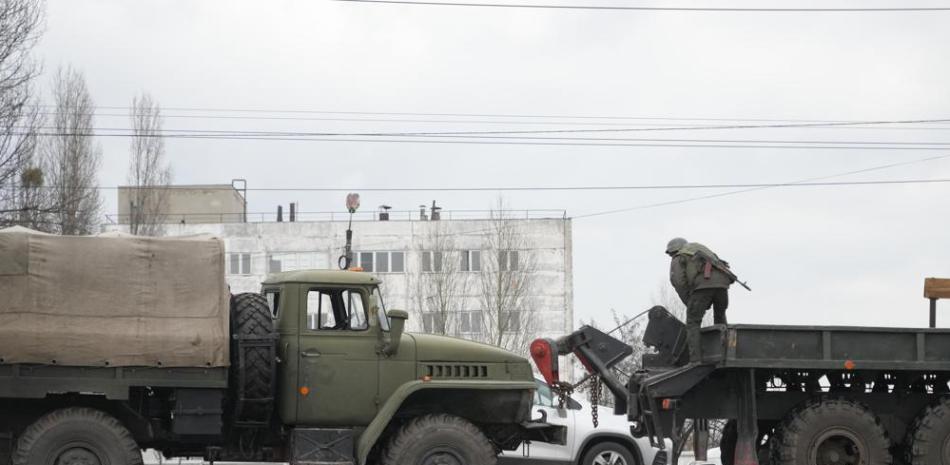 Soldados del ejército de Ucrania se preparan para retirar un camión militar dañado en Kiev, Ucrania, el 25 de febrero de 2022.