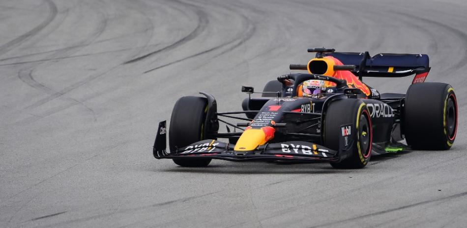 El piloto holandés de Red Bull, Max Verstappen, conduce durante el tercer día de pruebas de pretemporada de Fórmula Uno (F1) en el Circuito de Barcelona-Catalunya en Montmeló, provincia de Barcelona, el 25 de febrero de 2022.
LLUIS GEN / AFP