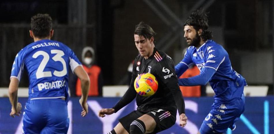 Sebastiano Luperto,del Empoli, y Dusan Vlasovic, de la Juventus, pelean por el balón en el segundo tiempo del encuentro.