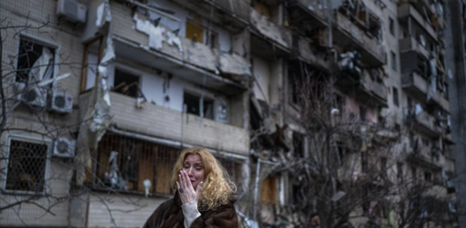 Natali Sevriukova a un ataque con un proyectil en la ciudad de Kiev, Ucrania, el 25 de febrero de 2022. AP