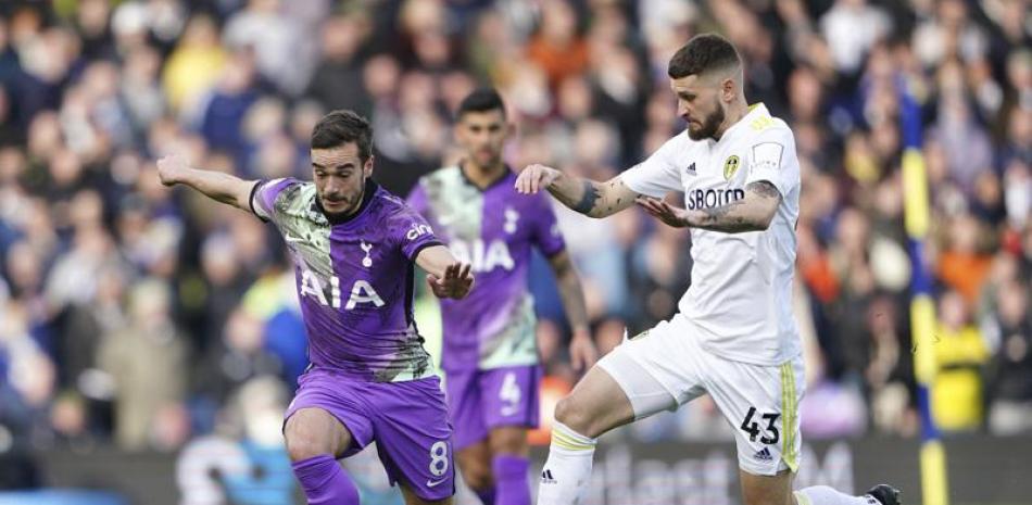 Harry Winks, de Tottenham, y Mateausz, del Leeds, se disputan el balón en un partido de la Liga Premier.