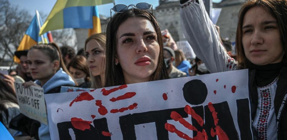 Ciudadanos ucranianos sostienen pancartas para protestar contra la invasión rusa de Ucrania en el distrito de Beyazid en Estambul, el 26 de febrero de 2022.
Ozan KOSE / AFP