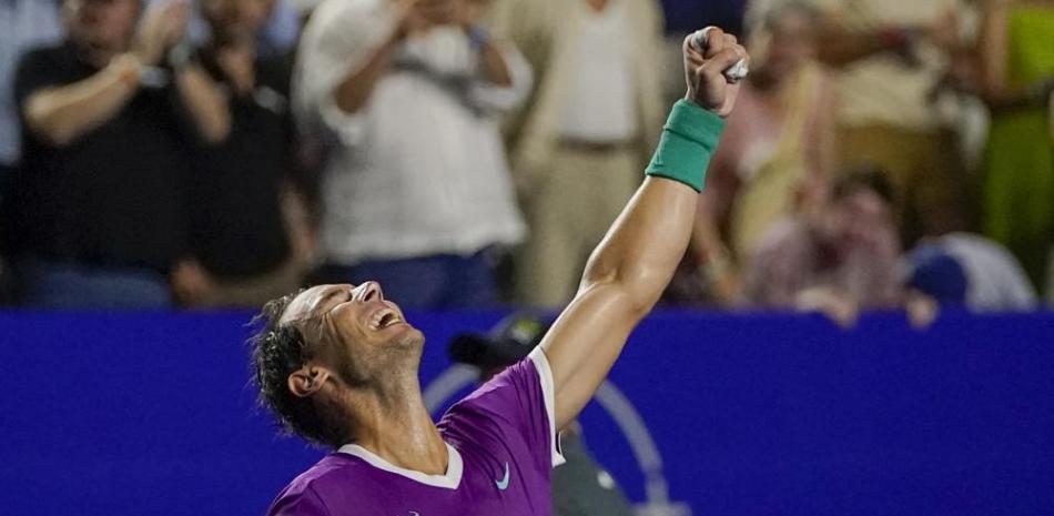 Rafael  Nadal celebra tras vencer convincentemente al número uno del tenis Daniil Medvedev 6-3, 6-3.