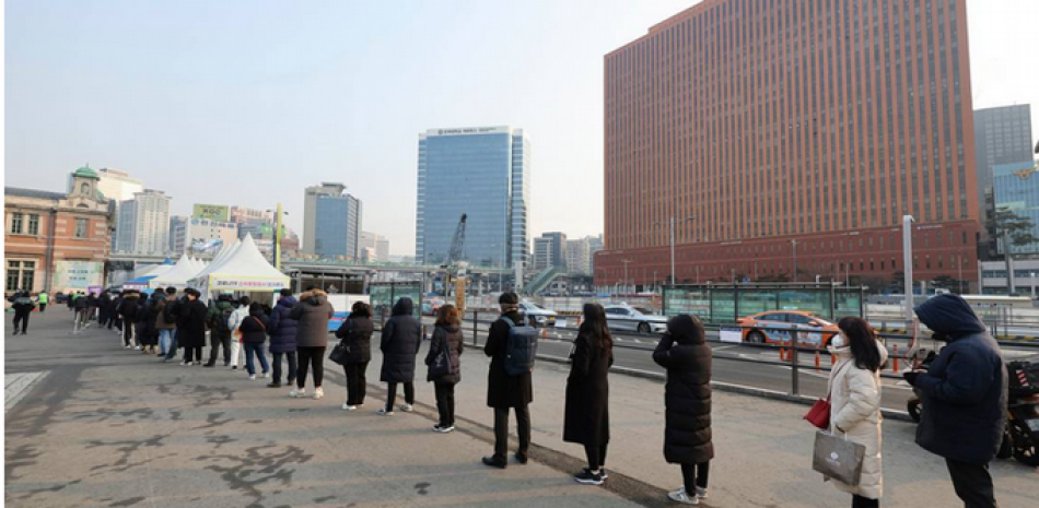 Varias personas esperan en fila para someterse a una prueba de detección del coronavirus en un centro de cribado improvisado en Seúl, Corea del Sur, el 26 de febrero de 2022. (Ryu Hyung-seok/Yonhap via AP) Ryu Hyung-seok AP