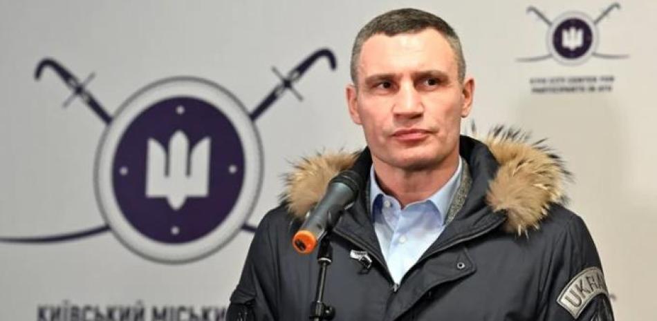Se retiró del boxeo para dedicarse a la política luego de defender con éxito en 13 pocasiones el cetro pesado del CMB, el cual abdicó en septiembre de 2012 para cerrar su carrera pugilistica. Es el actual alcalde de la capital ucraniana, Kiev.