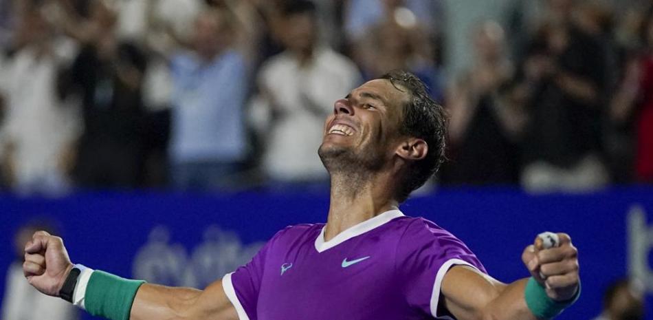 El español Rafael Nadal celebra después de vencer al británico Cameron Norrie en la final del torneo de Acapulco, el sábado 26 de febrero de 2022, en Acapulco, México.