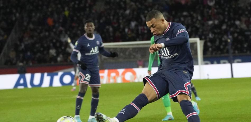 Kylian Mbappé, del París Saint-Germain, anota el tercer tanto de su equipo ante Saint-Etienne, el sábado 26 de febrero de 2022.