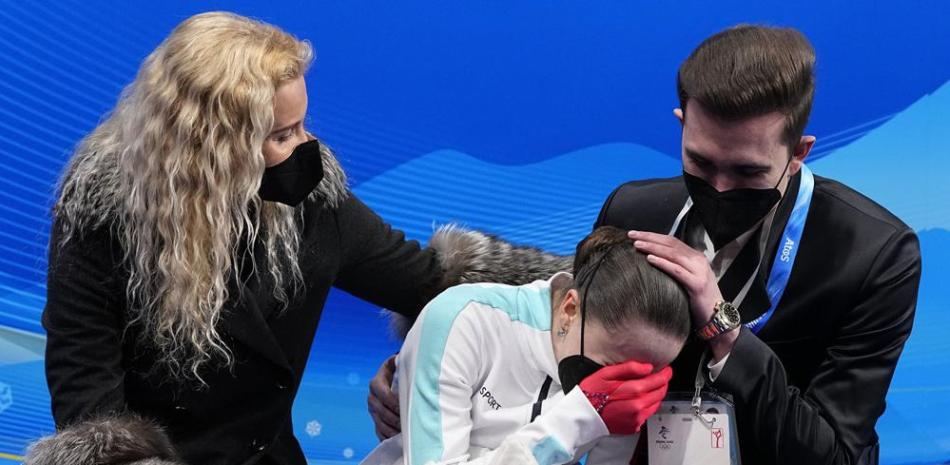 Kamila Valieva, del Comité Olímpico Ruso, reacciona después de competir en el programa de patinaje libre femenino durante la competencia de patinaje artístico en los Juegos Olímpicos de Invierno de 2022, el jueves 17 de febrero de 2022 en Beijing.