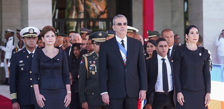 Raquel Peña y Raquel Arbaje de Abinader junto al presidente Luis Abinader.