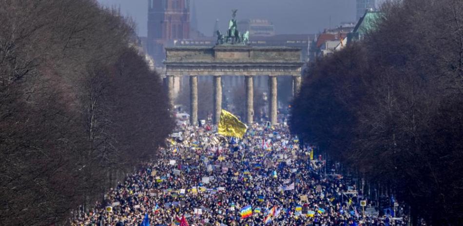 Miles de personas se congregan frente a la Puerta de Brandenburgo para protestar por la invasión de Rusia a Ucrania, el domingo 27 de febrero de 2022, en Berlín, Alemania.

Foto: AP/Markus Schreiber