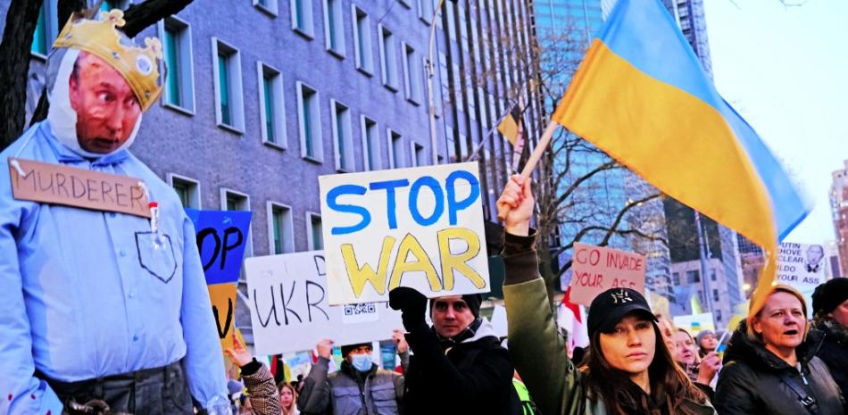 Tras la reunión del Consejo de Seguridad de la ONU, los manifestantes que apoyan a Ucrania se manifiestan en Nueva York el 27 de febrero de 2022. Foto: Andrea Renault/AFP.