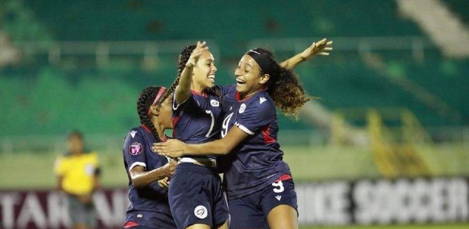 Jugadoras del equipo de Reública Dominicana festejan uno de los tres goles.