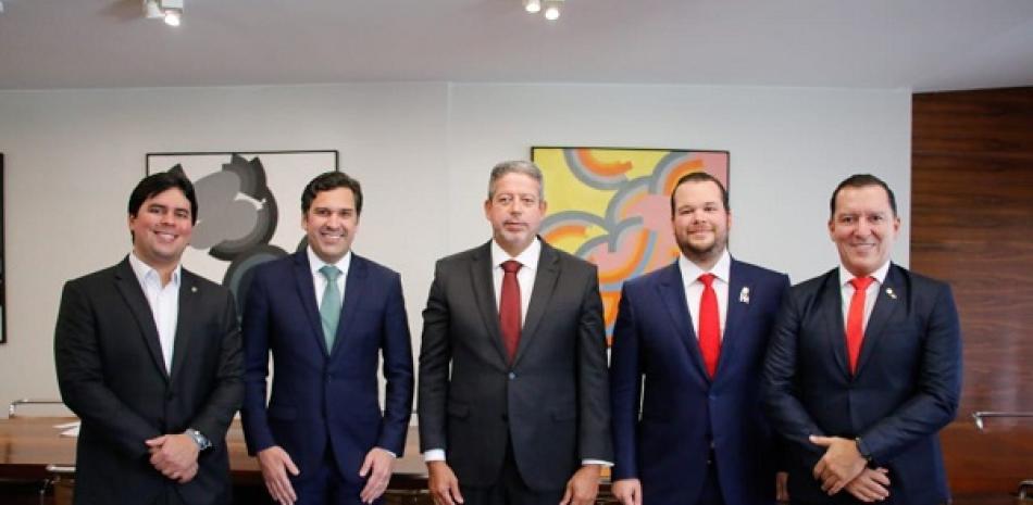 Andre´ Fufuca, vocero del Partido Progressistas (PP)_ Isnaldo Bulho~es Jr, vocero del Movimiento Demo´cratico Brasilen~o (MDB)_ y Vinicius Carvalho, vocero del Partido Republicanos (PR).