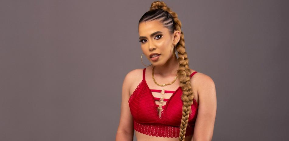 La joven cantante dominicana Etyluzz presenta credenciales con “Ay dime”.