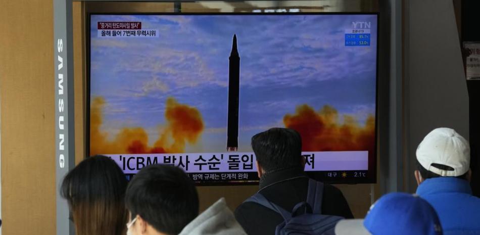Varias personas observaron el domingo 30 de enero de 2022, en Seúl, Corea del Sur, un televisor que muestra una imagen del lanzamiento de un misil por parte de Corea del Norte.

Foto: AP/Ahn Young-joon