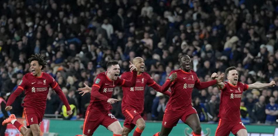 Los jugadores de Liverpool celebran tras ganar la Copa de la Liga al vencer 11-10 a Chelsea por penales, el domingo 27 de febrero de 2022.