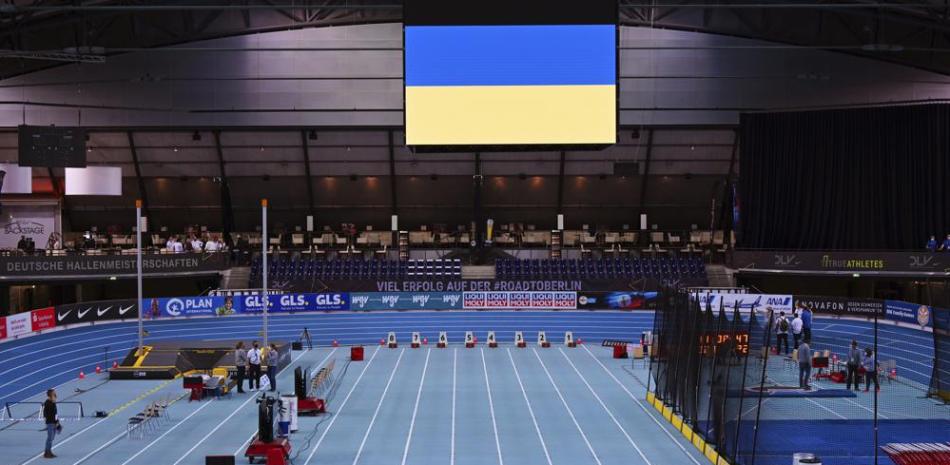 Una pantalla muestra los colores de Ucrania durante una competencia atlética en Leipzig, Alemania, el 26 de febrero del 2022. Aumentan en el ámbito deportivo las condenas a la invasión rusa de Ucrania y los pedidos de sanciones por parte de los organismos deportivos.