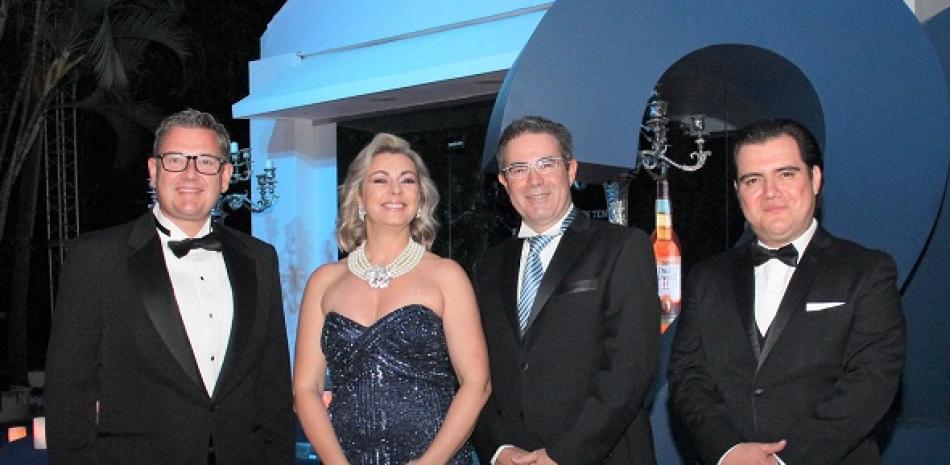 Nicolás Payet, Helena Dionisio, Laurent Schun y Alejandro Flores.