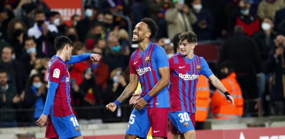 Pierre-Emerick Aubameyang celebra tras anotar el primer gol del Barcelona en la victoria 4-0 ante el Athletic de Bilbao, el domingo 27 de febrero de 2022.