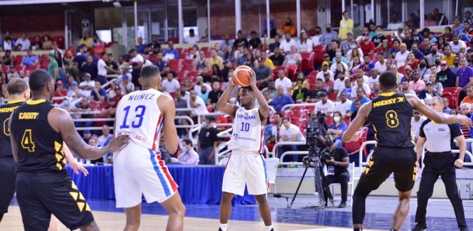 Andrès Feliz, armador de la selección dominicana, pondera a quien pasar el balón en el partido contra Bahamas.