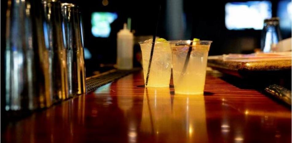Cócteles "Kyiv Mule", tradicionalmente llamados "Moscow Mule", están las listas en el bar y parrilla Caddies en Bethesda, Maryland, el 28 de febrero de 2022 Stefani Reynolds AFP