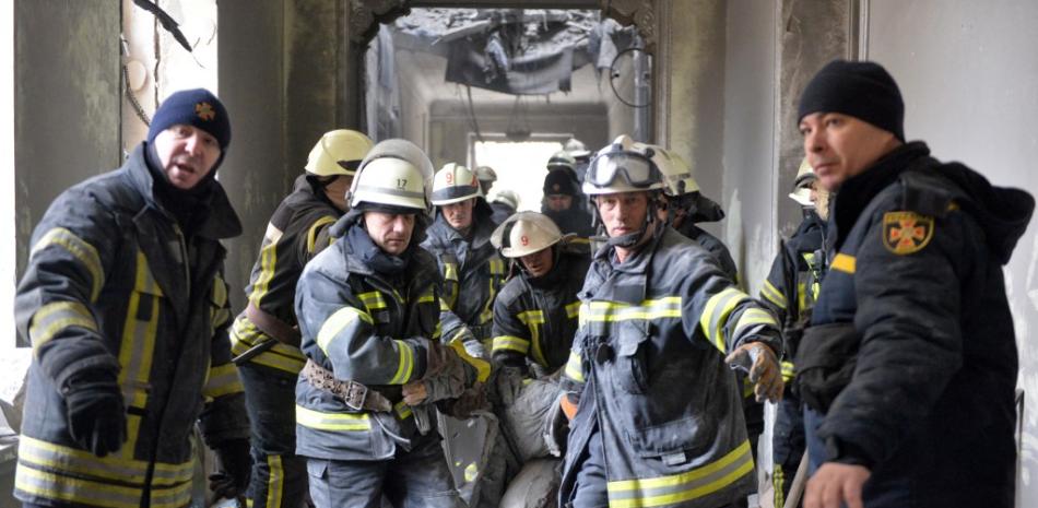 Personal de emergencias saca el cuerpo del dañado ayuntamiento de Járkov el 1 de marzo de 2022, destruido como consecuencia de los bombardeos de las tropas rusas. Foto: Sergey Bobok/AFP.