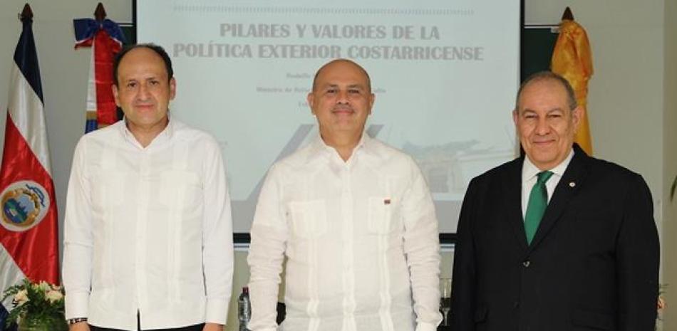 Edwin Arias, embajador de Costa Rica en Rep. Dom.; Andrés Vargas, diplomático responsable del área del Caribe y Luis Garro, ministro consejero y cónsul general de Costa Rica en Rep. Dom.