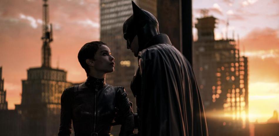 En esta imagen difundida por Warner Bros. Pictures, Zoe Kravitz, a la izquierda, y Robert Pattinson en una escena de "The Batman." (Jonathan Olley/Warner Bros. Pictures vía AP).