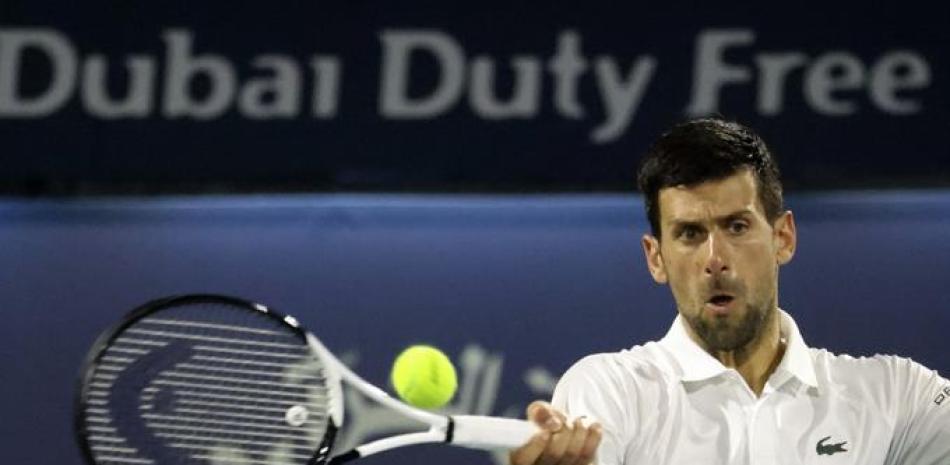 El serbio Novak Djokovic devuelve el balón al checo Jiri Vesely durante su partido de cuartos de final en el ATP Dubai Duty Free Tennis Championship, en el emirato del Golfo el 24 de febrero de 2022.
Karim SAHIB / AFP