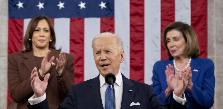 La vicepresidenta de EE. UU., Kamala Harris (izquierda), y la presidenta de la Cámara de Representantes de EE. UU., Nancy Pelosi (D-CA), aplauden al presidente de EE. UU., Joe Biden, mientras pronuncia su primer discurso sobre el Estado de la Unión en el Capitolio de EE. UU. en Washington, DC, el 1 de marzo de 2022.

SAUL LOEB / PISCINA / AFP