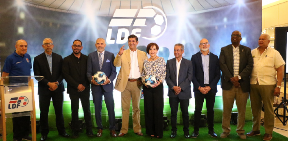 El ingeniero Manuel Estrella, presidente de la LDF (al centro) junto a delegados de los clubes que tomarán parte en el torneo 2022.