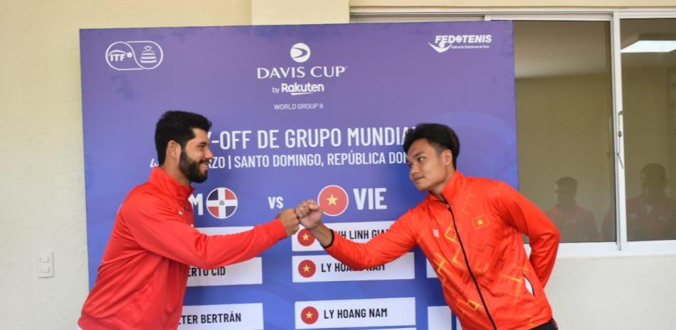 Nick Hardt y Trinh Linh Giang chocan los puños en el sorteo de Copa Davis.