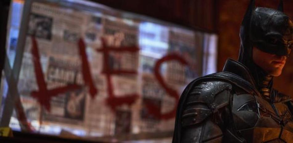En esta imagen difundida por Warner Bros. Pictures, Robert Pattinson en una escena de "The Batman." (Jonathan Olley/Warner Bros. Pictures vía AP).