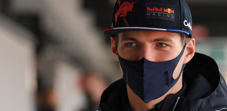 El piloto holandés de Red Bull, Max Verstappen, llega a una conferencia de prensa durante el segundo día de pruebas de pretemporada de Fórmula Uno (F1) en el Circuito de Barcelona-Catalunya en Montmeló, provincia de Barcelona, el 24 de febrero de 2022.
LLUIS GEN / AFP