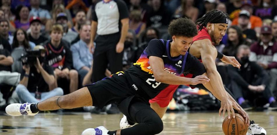 El jugador de los Suns de Phoenix Cameron Johnson (23) y el jugador de los Trail Blazers de Portland Trendon Watford luchan por el balón en la primera mitad de su juego de NBA, el miércoles 2 de marzo de 2022 en Phoenix.
