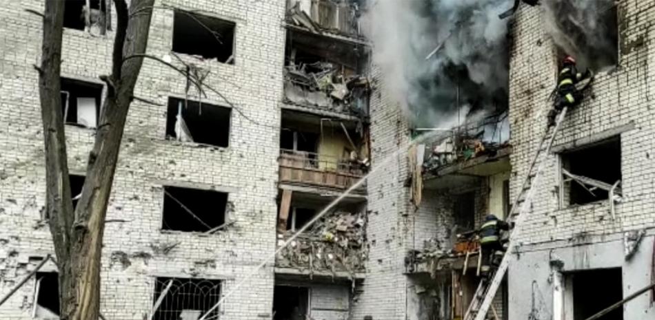 Esta imagen, tomada de un vídeo difundido por el Servicio Estatal de Emergencias de Ucrania, muestra un edificio de apartamentos dañado que, al parecer, fue alcanzado por un bombardeo en Chernigov el 3 de marzo de 2022. Foto: AFP.