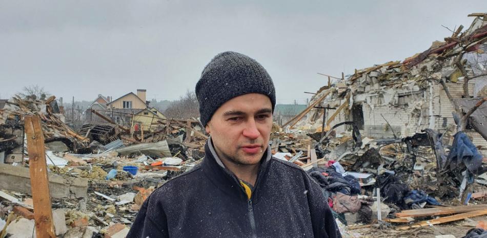 Oleg Rubak, de 32 años, un ingeniero local que perdió a su esposa Katia, de 29 años, en el bombardeo, sobre los escombros de su casa en Zhytomyr el 2 de marzo de 2022, después de que fuera destruida por un bombardeo ruso el día anterior. Emmanuel DUPARCQ / AFP