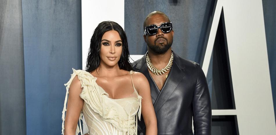 Kim Kardashian y Kanye West llegan a la Fiesta de los Oscar de Vanity Fair en Beverly Hills, California, el 9 de febrero de 2020. (Foto Evan Agostini/Invision/AP, archivo).