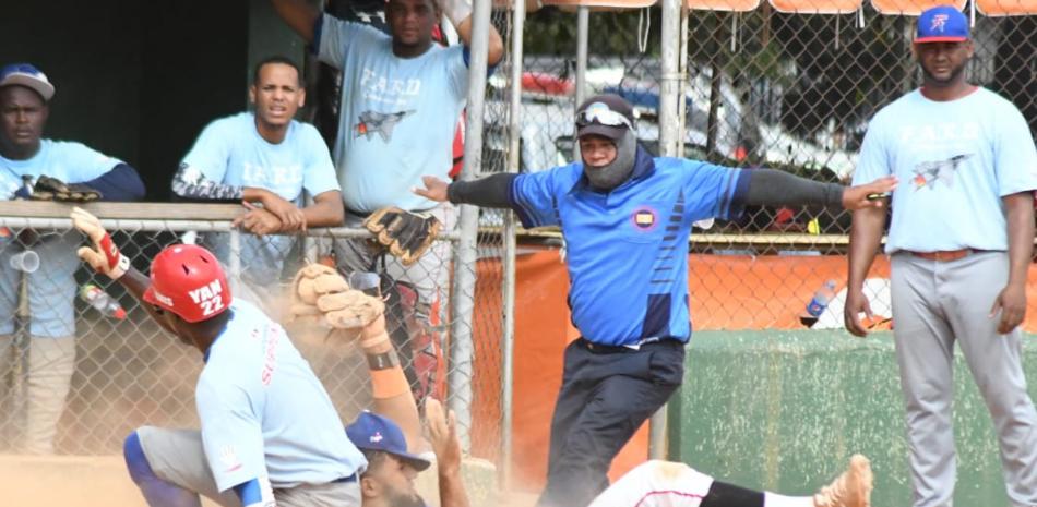 Momento de acción en el partido en que la selección nacional de softbol molinete  venció a la Fuerza Aérea Dominicana en el Centro Olímpico Juan Pablo Duarte.