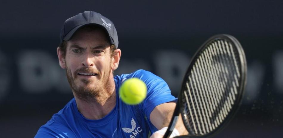 El británico Andy Murray regresa un tiro del italiano Jannik Sinner en un duelo en el Campeonato de Dubái, Emiratos Árabes Unidos, el miércoles 23 de febrero de 2022.