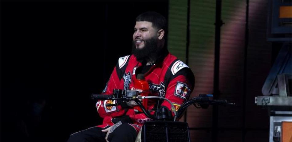 Ataviado de mecánico y usando un micrófono en forma de pistola para despachar gasolina a un automóvil, Farruko arrancó su presentación en el Coliseo de Puerto Rico en San Juan interpretando “Ki”, al que se unió también el orador mexicano Daniel Habif. (Foto: EFE/Thais Llorca).