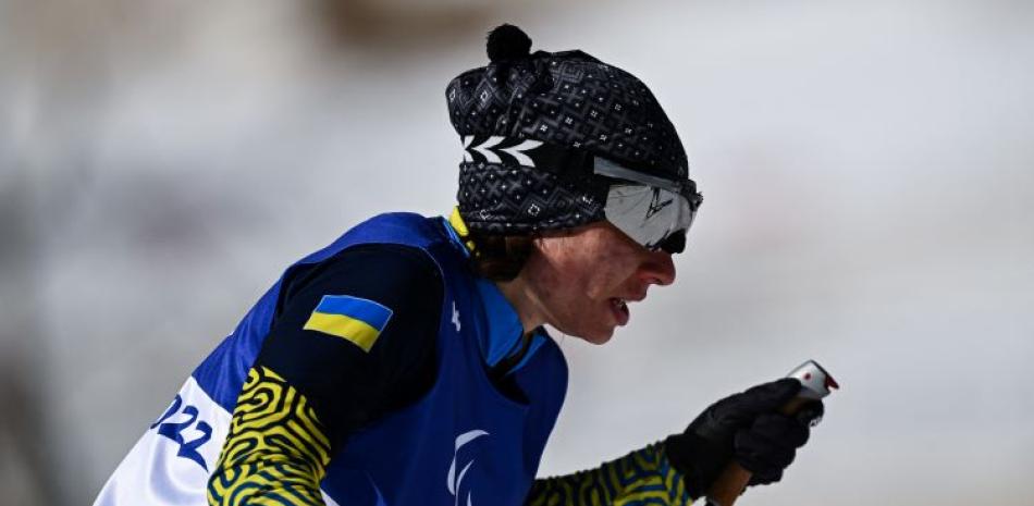 Oksana Shyshkova compite durante la prueba de sprint en la categoría femenina de visión reducida.