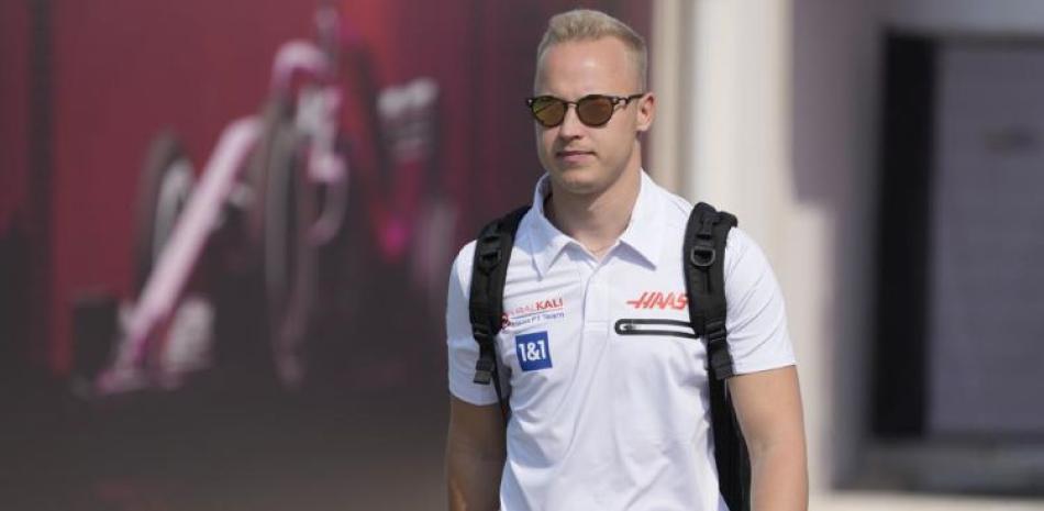 El piloto de Haas, el ruso Nikita Mazepin, arriba al Circuito Internacional Losail en Losail, Qatar, 18 de noviembre de 2021, para el Gran Premio de Qatar de F1.