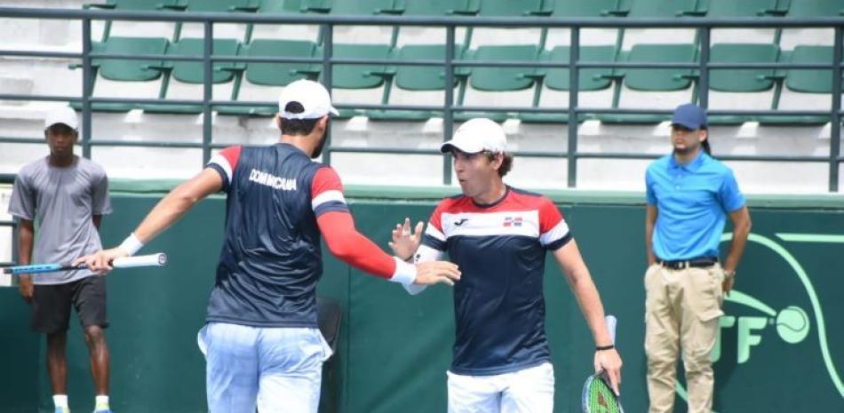 Peter Bertran y Nick Hardt celebran durante el partido de dobles entre República Dominicana y Vietnam en el Grupo II de la Copa Davis.