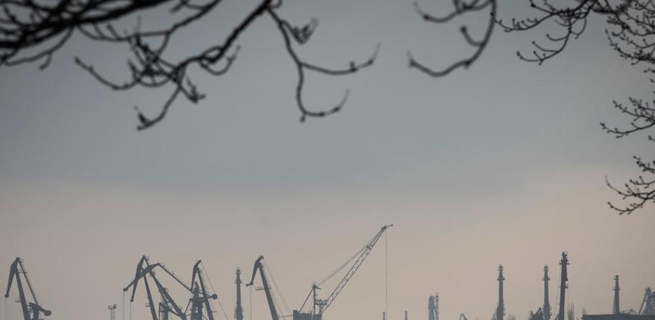 Foto del 23 de febrero del 2022 del puerto de Mariupol (Ucrania), con las grúas usadas para cargar y descargar mercancías. Foto: Sergei Grits/AP.