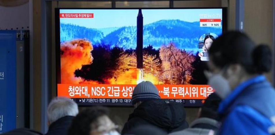 Varias personas miran una televisión que muestra una imagen de archivo de un lanzamiento de un misil norcoreano, el domingo 27 de febrero de 2022, en la Estación Ferroviaria de Seúl, Corea del Sur. Foto: Ahn Young-joon/AP.