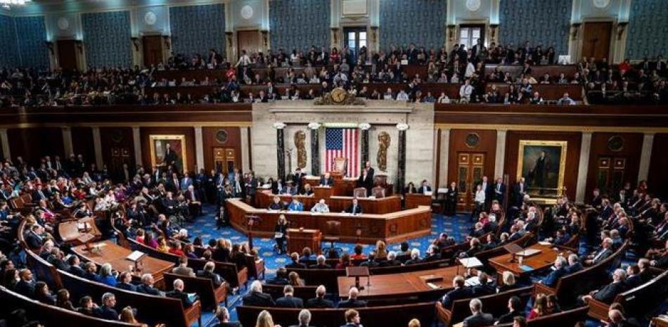 Legisladores del Ccngreso de Estados Unidos prometieron el sábado desbloquear 10.000 millones de dólares de ayuda para Ucrania, la mitad destinada al área militar, en una reunión virtual con el presidente Volodymyr Zelensky.