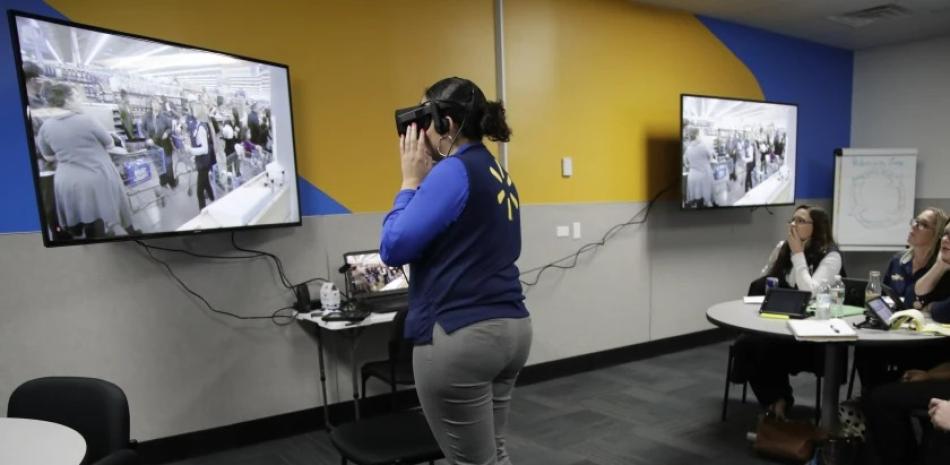 EEUU se prepara para esquema de trabajo híbrido post-COVID
OMAHA, Nebraska, EE.UU. (AP) — Si usted construye un nuevo edificio de oficinas, ¿van a acudir sus empleados a trabajar en él?