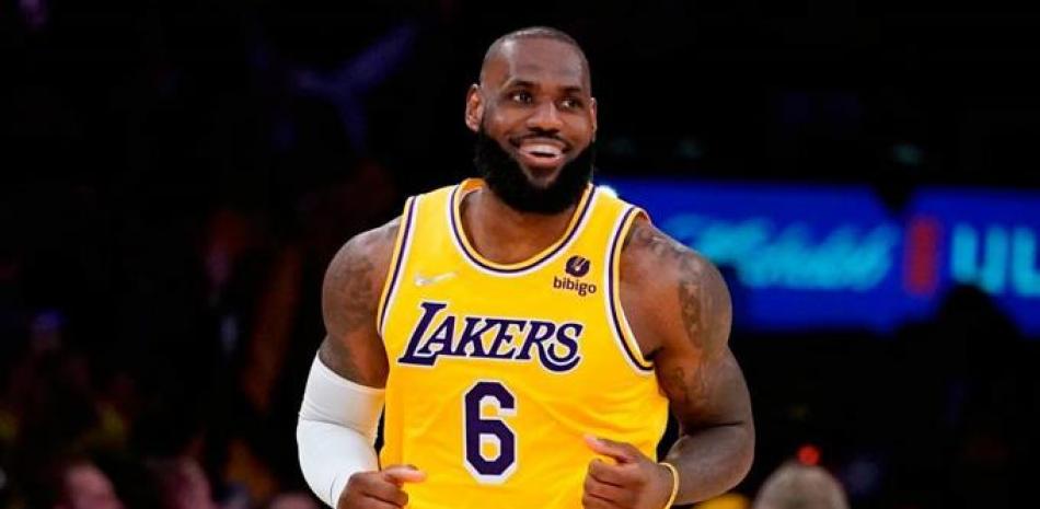 LeBron James sonrie como parte de su brillante actuación con los Lakers.